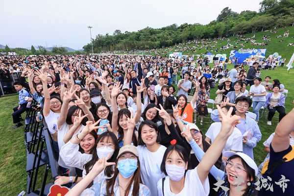 參加“大學·城市”仙林大學城藝術(shù)節(jié)的青年群體。棲宣攝