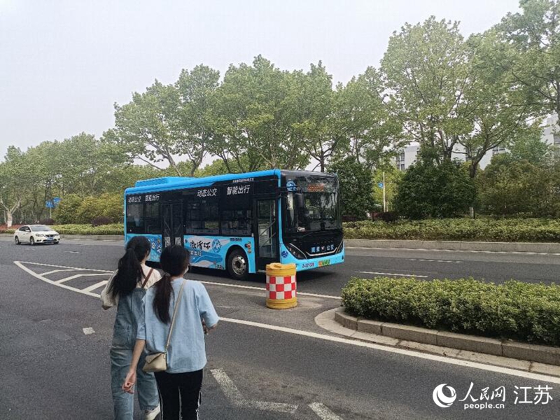 乘客乘坐動態公交。 人民網 常雨薇攝