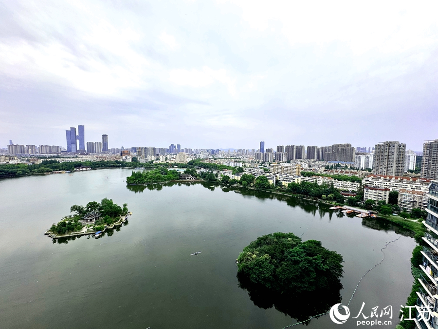 “生態(tài)鳥(niǎo)島”與現(xiàn)代化建筑呈現(xiàn)出和諧之美。人民網(wǎng)記者 馬曉波攝